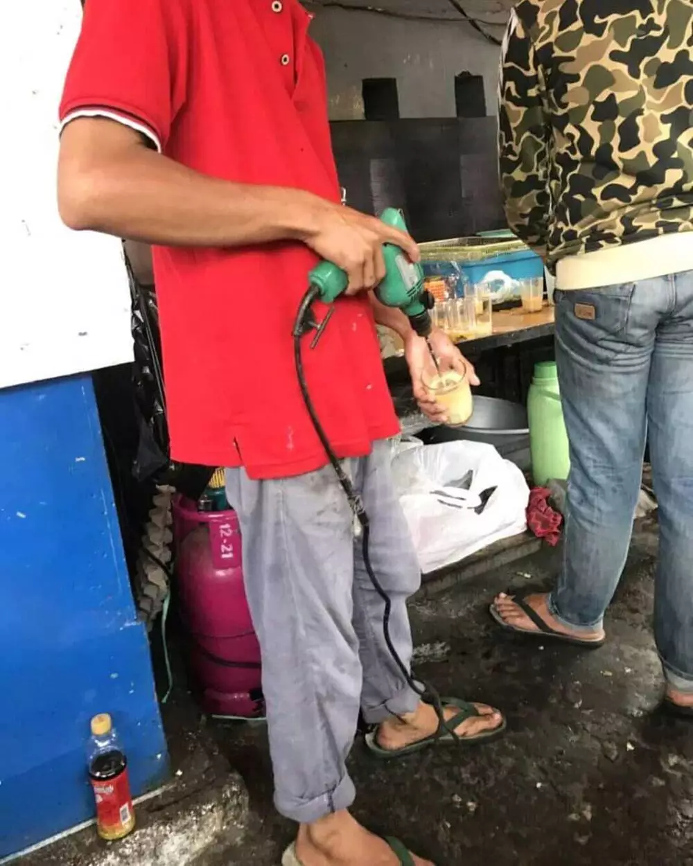 penjual sajikan makanan © 2021 berbagai sumber