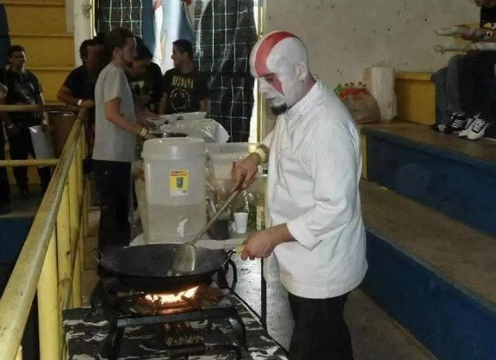 penjual sajikan makanan © 2021 berbagai sumber