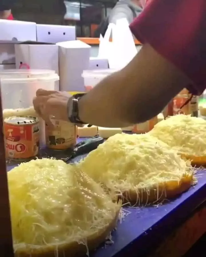 penjual sajikan makanan © 2021 berbagai sumber