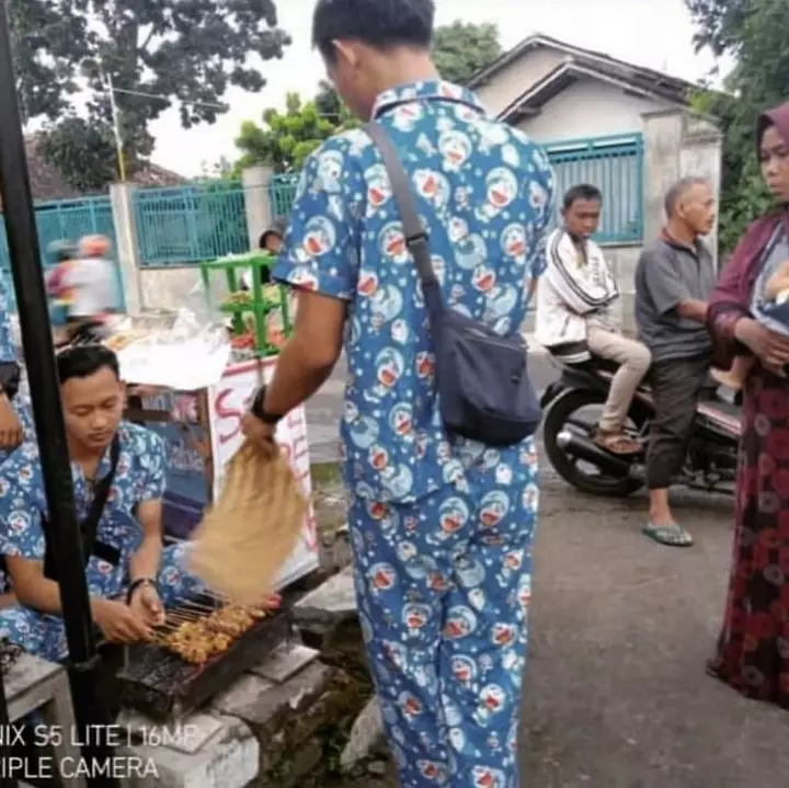 penjual sajikan makanan © 2021 berbagai sumber