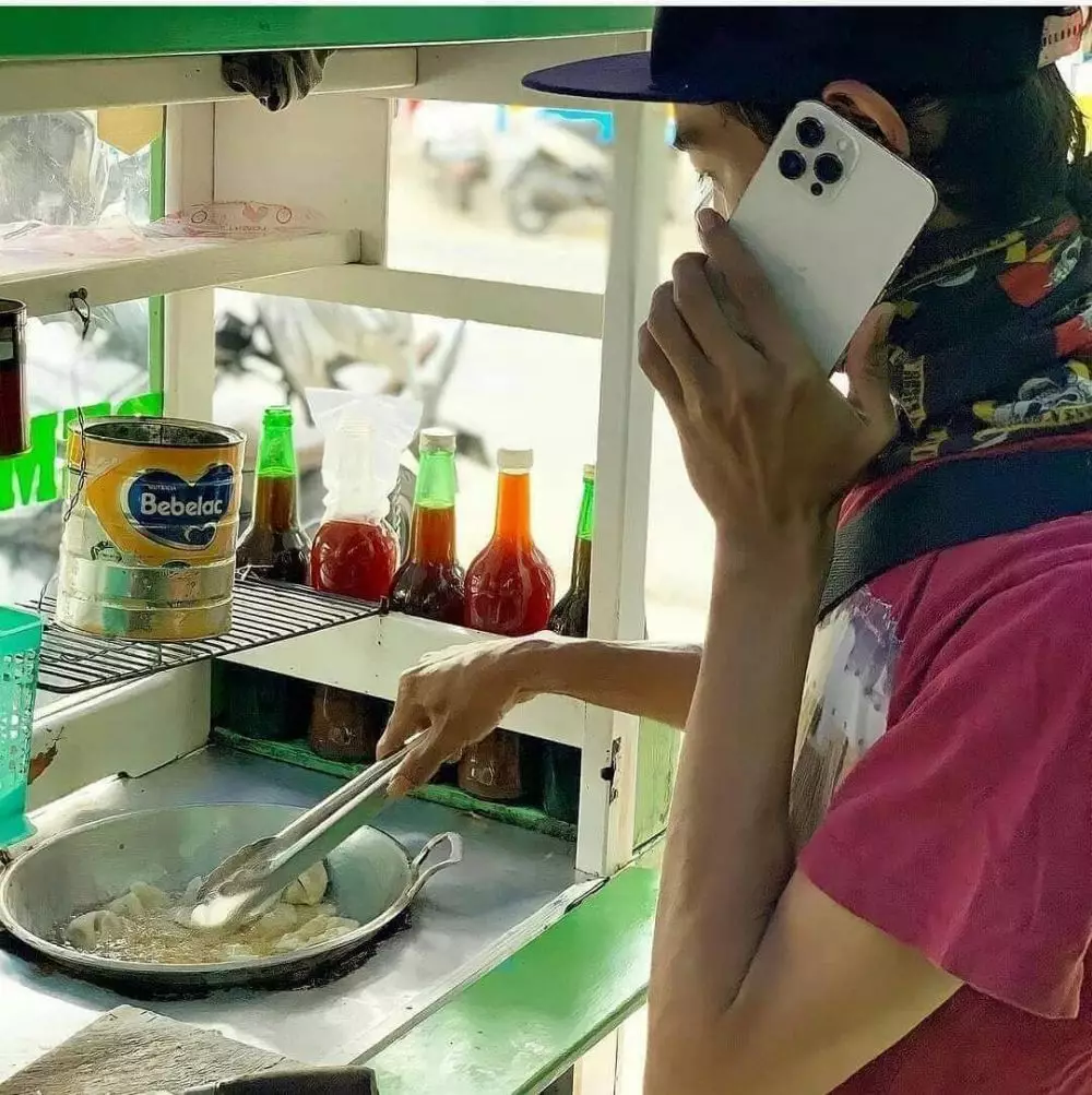 penjual sajikan makanan © 2021 berbagai sumber