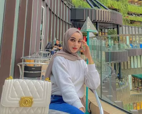 Potret wanita berseragam persit yang jadi sorotan © Instagram/@mitharsw_