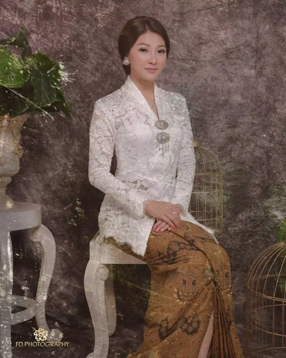 Pesona seleb berdarah Tionghoa kenakan kebaya dari berbagai sumber