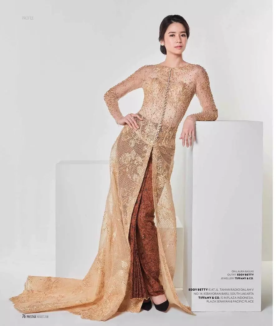 Pesona seleb berdarah Tionghoa kenakan kebaya dari berbagai sumber