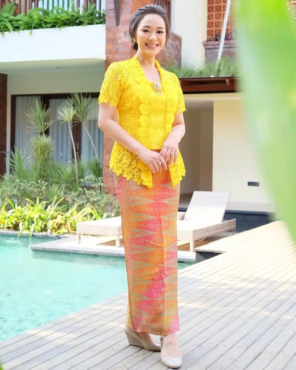 Pesona seleb berdarah Tionghoa kenakan kebaya dari berbagai sumber