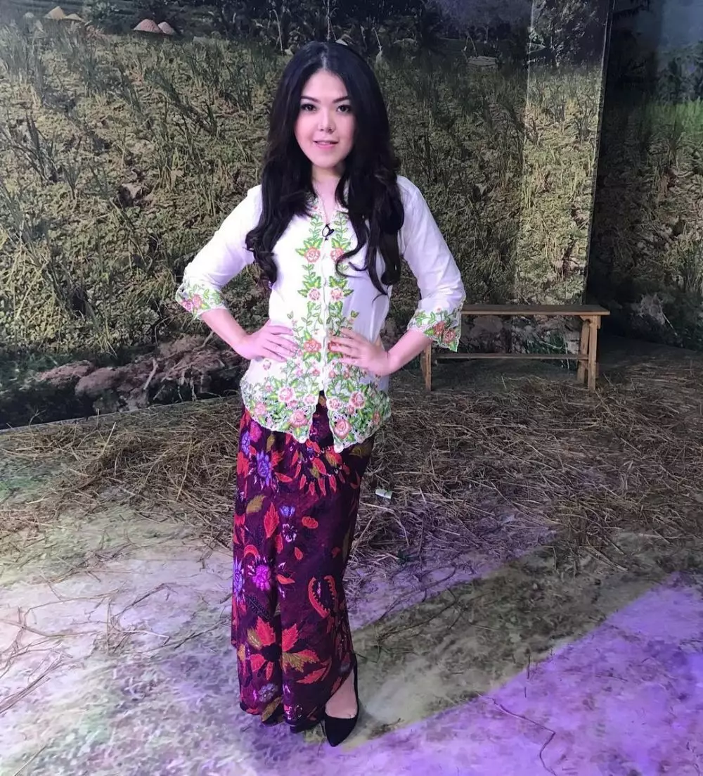 Pesona seleb berdarah Tionghoa kenakan kebaya dari berbagai sumber