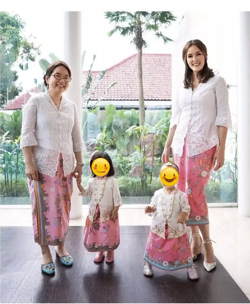 Pesona seleb berdarah Tionghoa kenakan kebaya dari berbagai sumber