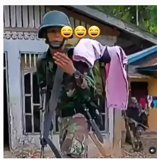 TNI latihan perang malah nyangkut di jemuran warga © Instagram/@tnilovers18 TNI latihan perang malah nyangkut di jemuran warga © Instagram/@tnilovers18