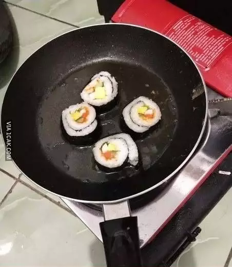 Cara lucu makan sushi © 1cak.com Cara lucu makan sushi © 1cak.com