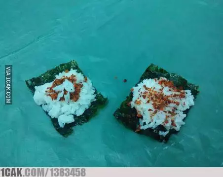 Cara lucu makan sushi © 1cak.com Cara lucu makan sushi © 1cak.com