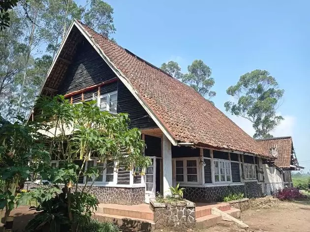 rumah di film Pengabdi Setan © kapanlagi.com rumah di film Pengabdi Setan © kapanlagi.com