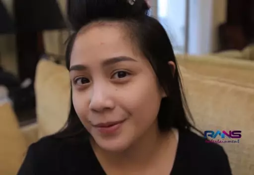 Potret istri presenter tanpa makeup dari berbagai sumber Potret istri presenter tanpa makeup dari berbagai sumber