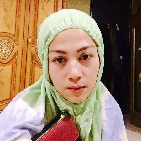Potret istri presenter tanpa makeup dari berbagai sumber Potret istri presenter tanpa makeup dari berbagai sumber