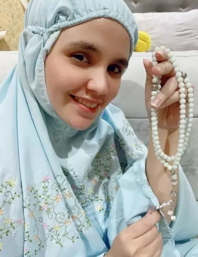 Potret istri presenter tanpa makeup dari berbagai sumber Potret istri presenter tanpa makeup dari berbagai sumber
