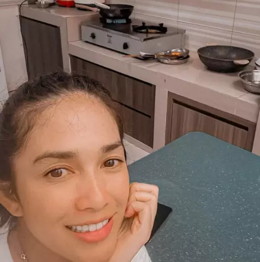 Potret istri presenter tanpa makeup dari berbagai sumber Potret istri presenter tanpa makeup dari berbagai sumber