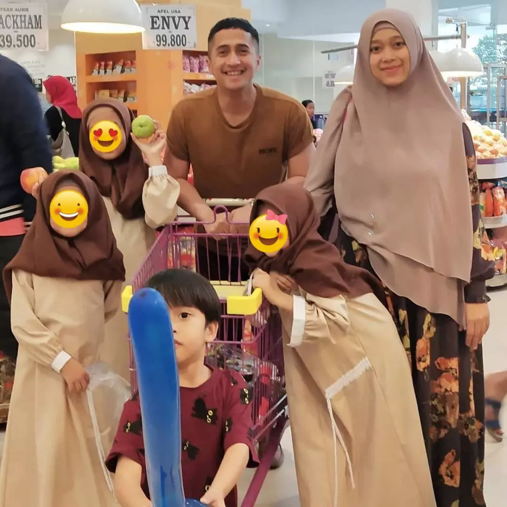 Potret istri presenter tanpa makeup dari berbagai sumber Potret istri presenter tanpa makeup dari berbagai sumber