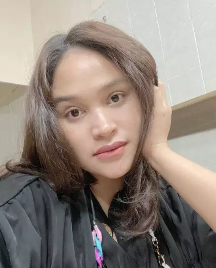 Potret istri presenter tanpa makeup dari berbagai sumber Potret istri presenter tanpa makeup dari berbagai sumber