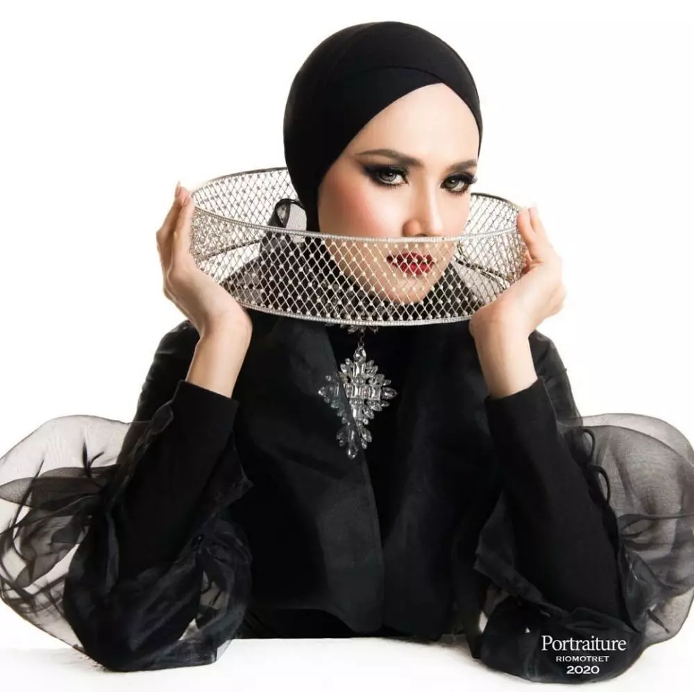 Beda gaya penyanyi saat pemotretan tema glamor © 2021 brilio.net