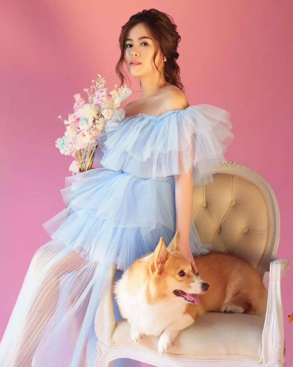 Beda gaya penyanyi saat pemotretan tema glamor © 2021 brilio.net