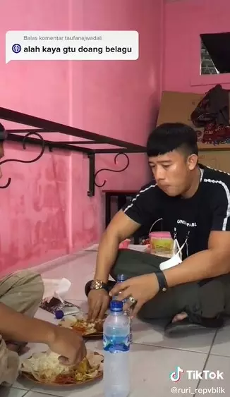 Potret Ruri Repvblik buka kedai minuman © TikTok/@ruri_repvblik Potret Ruri Repvblik buka kedai minuman © TikTok/@ruri_repvblik