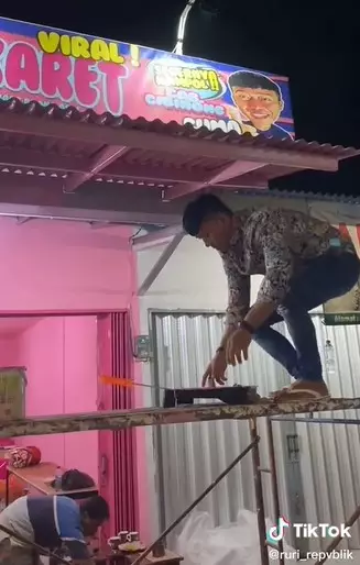 Potret Ruri Repvblik buka kedai minuman © TikTok/@ruri_repvblik Potret Ruri Repvblik buka kedai minuman © TikTok/@ruri_repvblik