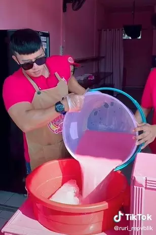 Potret Ruri Repvblik buka kedai minuman © TikTok/@ruri_repvblik Potret Ruri Repvblik buka kedai minuman © TikTok/@ruri_repvblik