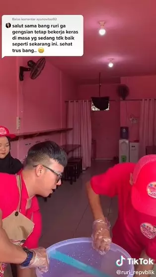 Potret Ruri Repvblik buka kedai minuman © TikTok/@ruri_repvblik Potret Ruri Repvblik buka kedai minuman © TikTok/@ruri_repvblik