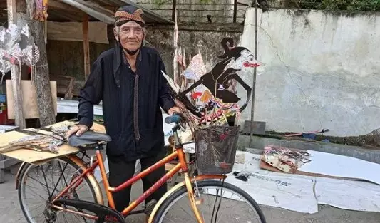 Kakek 90 tahun lestarikan wayang pada anak jalanan © Instagram/@kitabisa.com