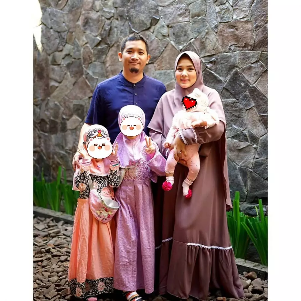 Potret kenangan Ratu Annisa bareng suami © 2021 brilio.net Potret kenangan Ratu Annisa bareng suami © 2021 brilio.net