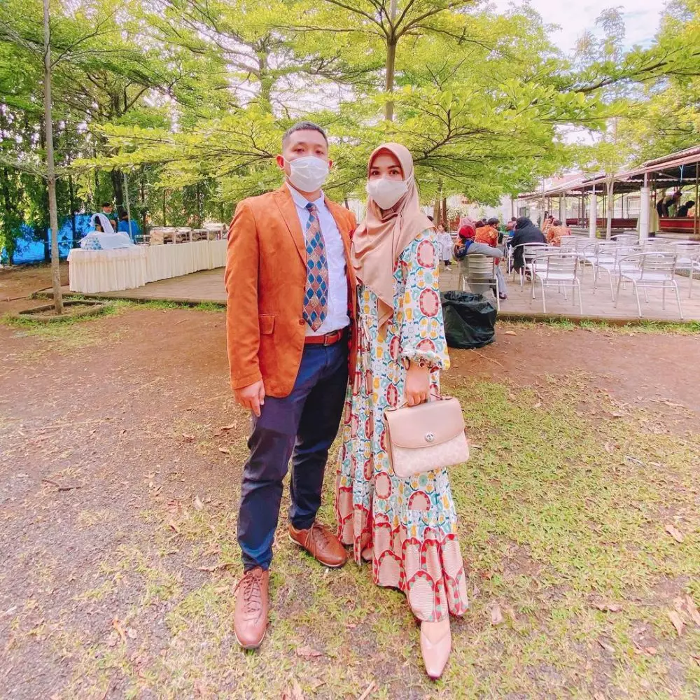 Potret kenangan Ratu Annisa bareng suami © 2021 brilio.net Potret kenangan Ratu Annisa bareng suami © 2021 brilio.net