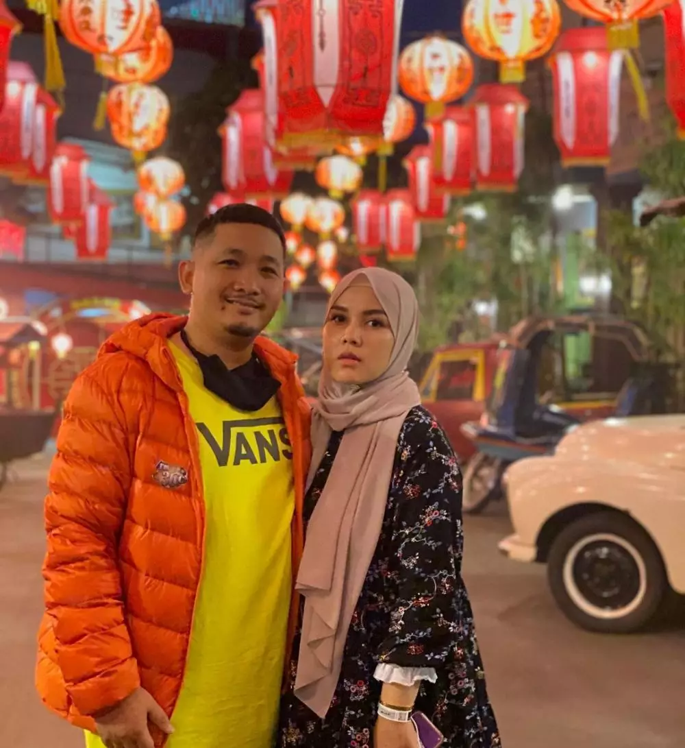 Potret kenangan Ratu Annisa bareng suami © 2021 brilio.net Potret kenangan Ratu Annisa bareng suami © 2021 brilio.net