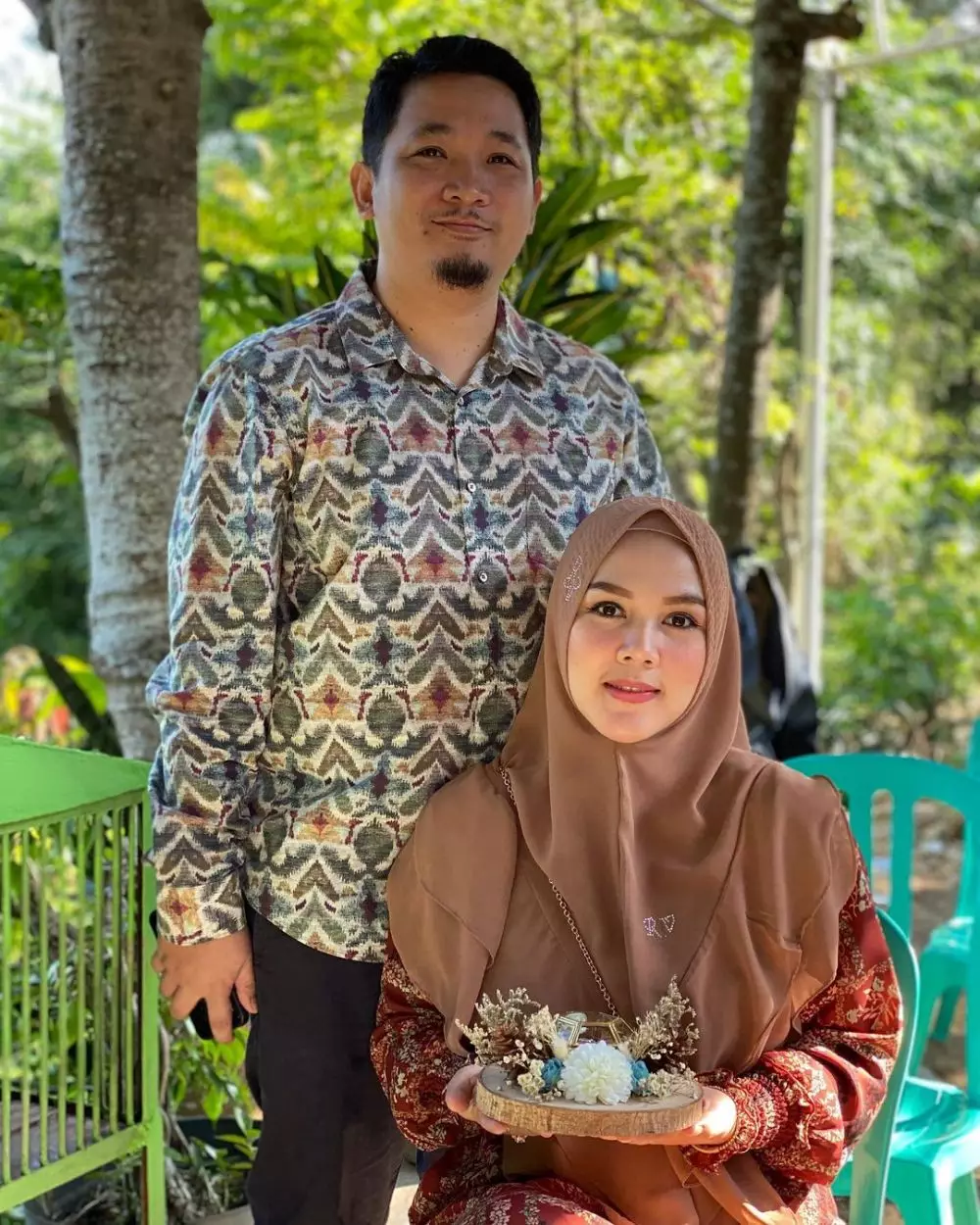 Potret kenangan Ratu Annisa bareng suami © 2021 brilio.net Potret kenangan Ratu Annisa bareng suami © 2021 brilio.net