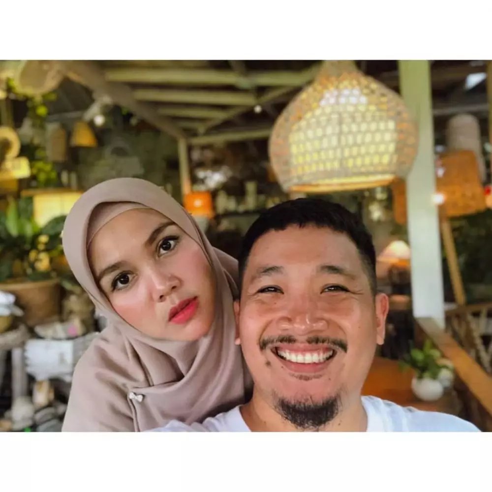 Potret kenangan Ratu Annisa bareng suami © 2021 brilio.net Potret kenangan Ratu Annisa bareng suami © 2021 brilio.net