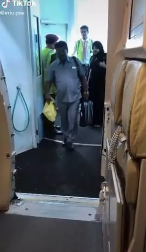 Kisah ibu hendak naik pesawat terkejut pilotnya putranya sendiri © TikTok/@eric.pse