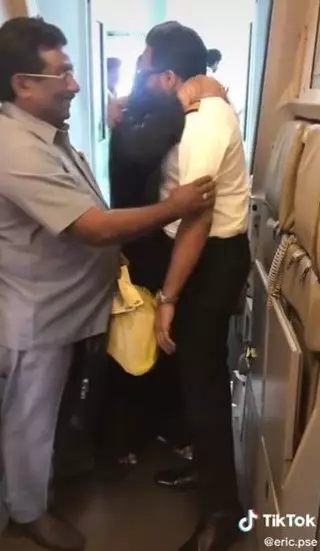 Kisah ibu hendak naik pesawat terkejut pilotnya putranya sendiri © TikTok/@eric.pse