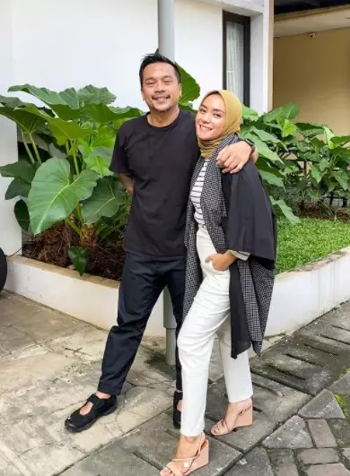Potret mantan penyanyi cilik era 90-an bareng pasangan dari berbagai sumber