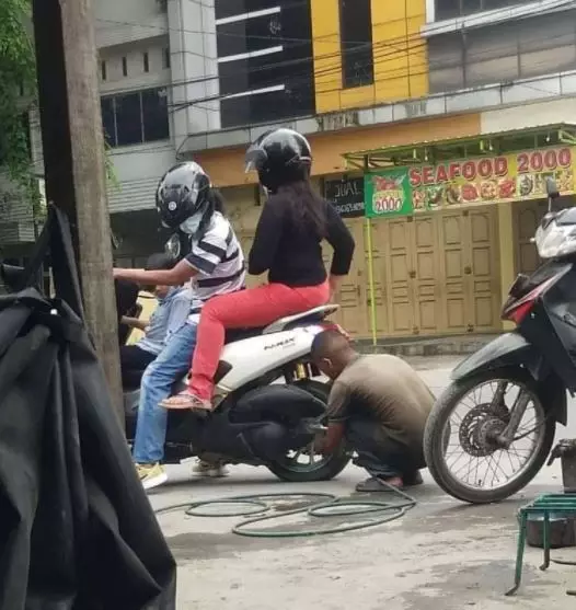 momen lucu waktu nambal ban © 2021 1cak.com momen lucu waktu nambal ban © 2021 1cak.com