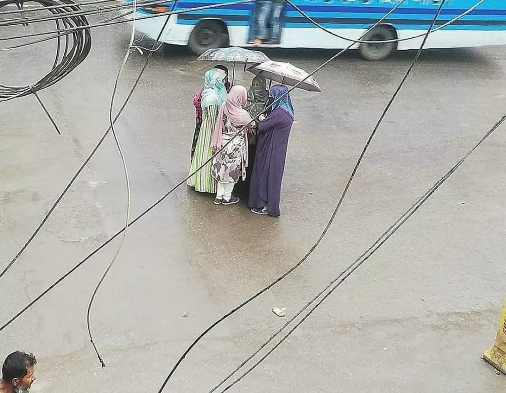 emak-emak nongkrong © 2021 berbagai sumber