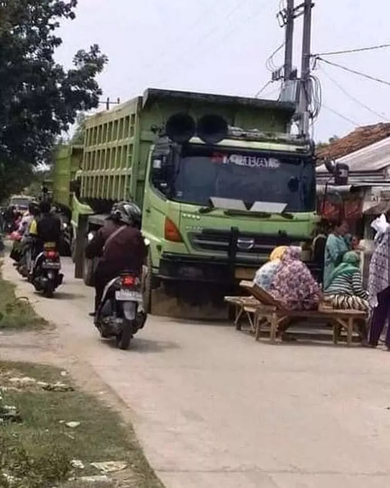 emak-emak nongkrong © 2021 berbagai sumber