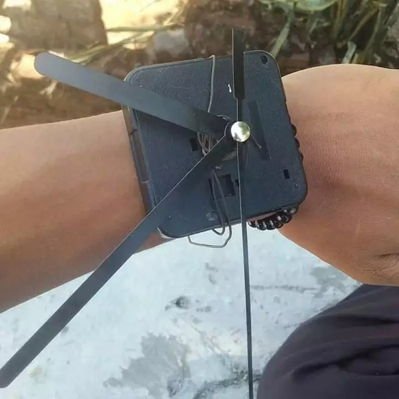 jam tangan absurd © 2021 berbagai sumber