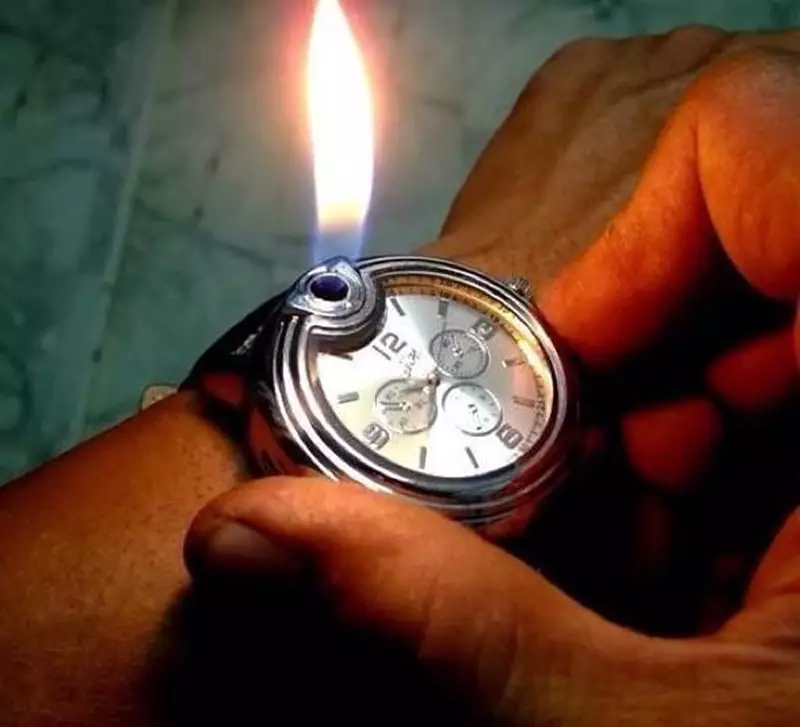 jam tangan absurd © 2021 berbagai sumber