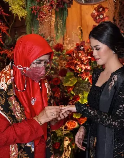 Momen lamaran Ifan Govinda dan Clarine Dieta © Instagram/@muhammadirfan