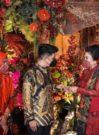 Momen lamaran Ifan Govinda dan Clarine Dieta © Instagram/@muhammadirfan