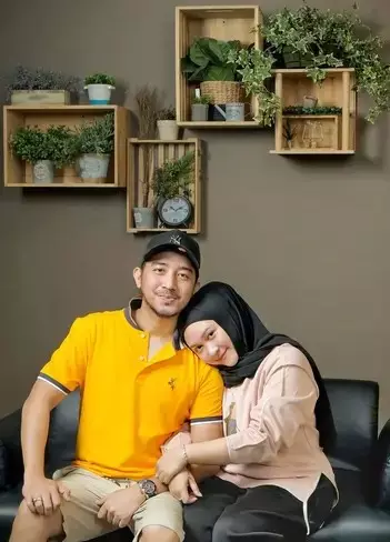 Potret Dede Fajar Kurniawan adik Denny Cagur © berbagai sumber