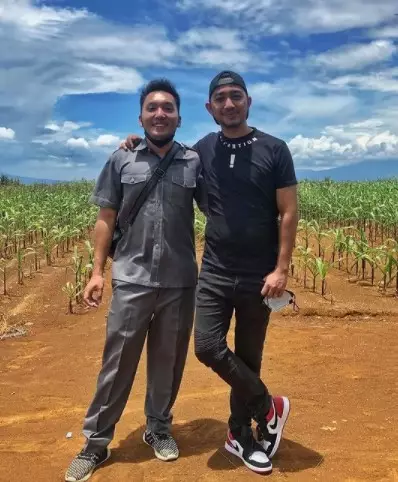 Potret Dede Fajar Kurniawan adik Denny Cagur © berbagai sumber