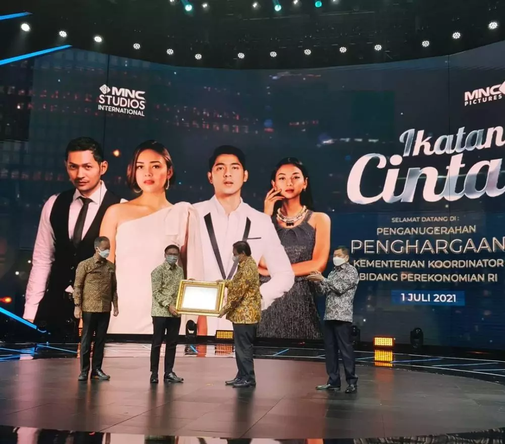 gaya pemain Ikatan Cinta hadiri acara penghargaan © 2021 brilio.net gaya pemain Ikatan Cinta hadiri acara penghargaan © 2021 brilio.net