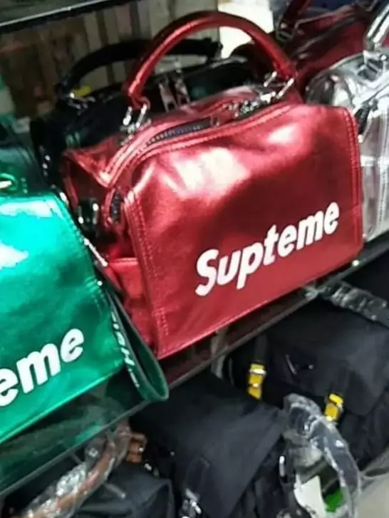 Tulisan lucu di tas 'branded' © berbagai sumber