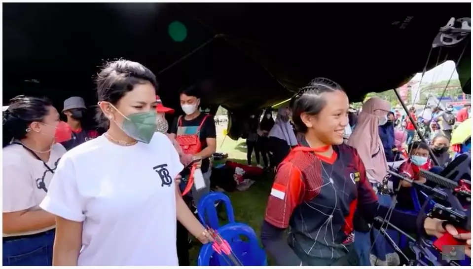 anak Nikita Mirzani ikut kejuaraan panahan © YouTube