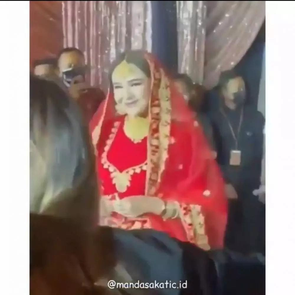 Gaya Amanda Manopo pakai busana India © 2021 brilio.net