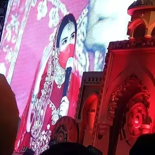 Gaya Amanda Manopo pakai busana India © 2021 brilio.net